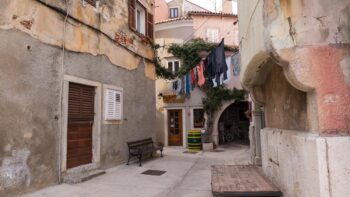 Ein Blick in die Gassen in Cres. Kroatien ist ein beliebtes Reisezeil fuer den Fruehling.