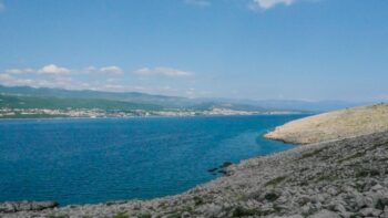 Blick auf das Meer von Krk ein schoenes Reiseziel fuer das Fruehjahr