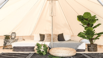 Blick auf ein Zimmer im Luxus Glamping City Singapore
