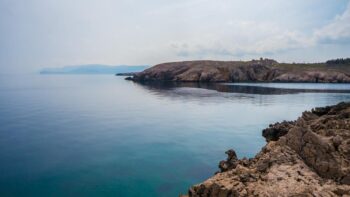 Ein Blick auf die Kueste in Cres, einem schoenen Reiseziel im Fruehjahr