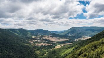 Tolle Ausblicke ueber die Landschaft auf der Fahrt zum Nacedero im Baskenland
