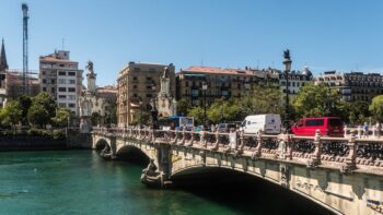 Blick auf eine Bruecke in San Sebastian