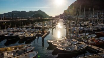 Abendstimmung am Hafen in San Sebastian, im Baskenland