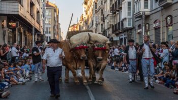 Ein traditioneller Zug im Baskenland durch Vitoria-Gasteiz