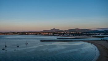 Blick auf die Bucht Hondarribia im Baskenland