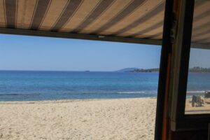 Blick auf das Meer aus dem Camper mit ausgefahrener Markise
