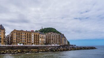 Blick auf die Bucht La Concha im Baskenland in San Sebastian