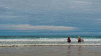 Surferinnen an einem Strand im Baskenland