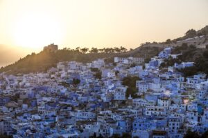 Die Stadt Chefchaouen in Marokko ist am Hang gebaut