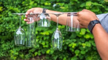 kopfueberhaengende magnetische Glaeser herhindern verrutschen im Camper