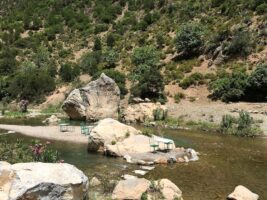 Tief in den Waeldern bei einem Wasserfall liegt die Lagune Akchour in Marokko