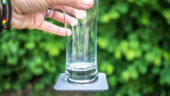 Ein Bierglas mit Magnetboden auf einem magnetischen Untersetzer