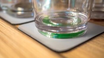 Ein gruener Glasboden mit Magnet