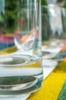 Glas mit einem Magnet auf dem Boden auf einer Magnetuntersetzer
