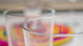Blick auf einen Rand eines rutschfesten Glases