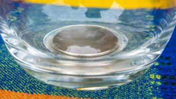 Ein Magnet auf dem Glasboden verhindert das Glaeser verrutschen