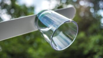 Eine Magnetleiste mit einem angehefteten Glas