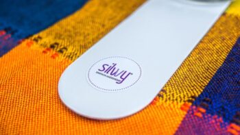 Das Silwy Logo auf einer rutschefesten Leiste