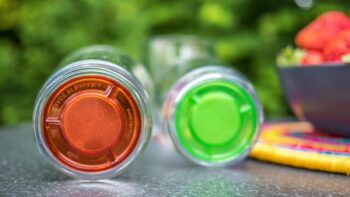 Bunte Glasboeden mit Magneten verhindern das Glaeser verrutschen