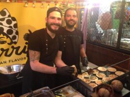 Das Team von El Carrito in ihrem Food Truck in Berlin bei der Arbeit