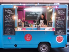 Ein blauer Food Truck in Berlin