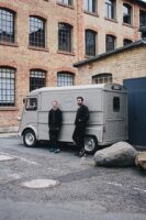 Das Team vom Food Truck Goose vor ihrem Fahrzeug