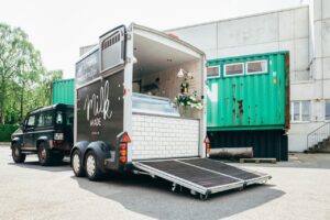 Ein grosser schwarzer Food Truck von Milk Made