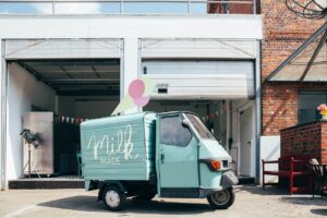 Ein kleiner gruener Food Truck von Milk Made