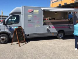 Die Crew von The Blunch Kitchen in ihrem Food Truck in Muenchen bei der Arbeit