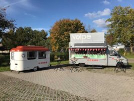 Blick auf die Food Trucks von Volpe in Oberhausen
