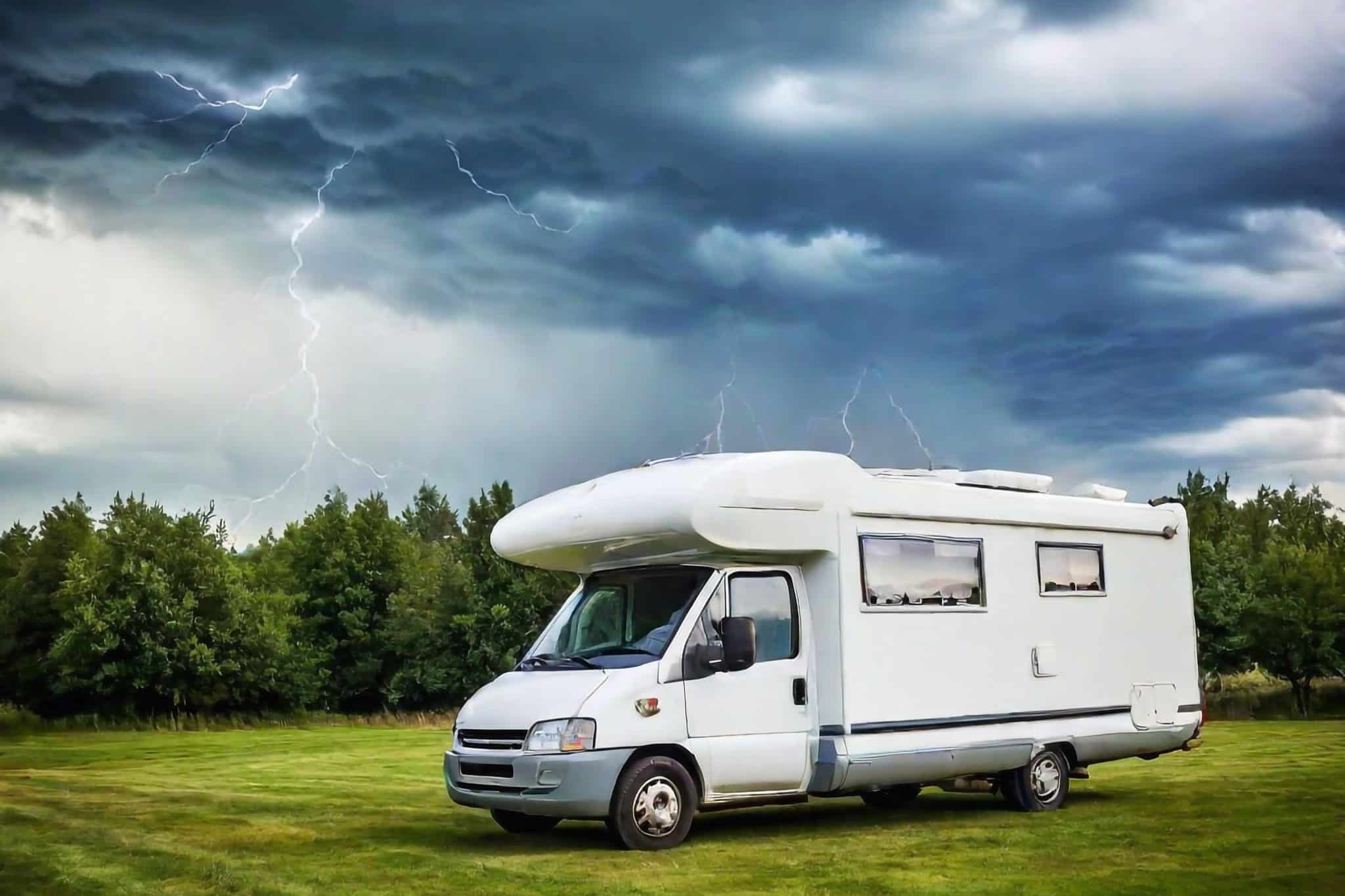 Unwetter beim Camping: Sind Wohnwagen und Wohnmobil sicher bei Gewitter?