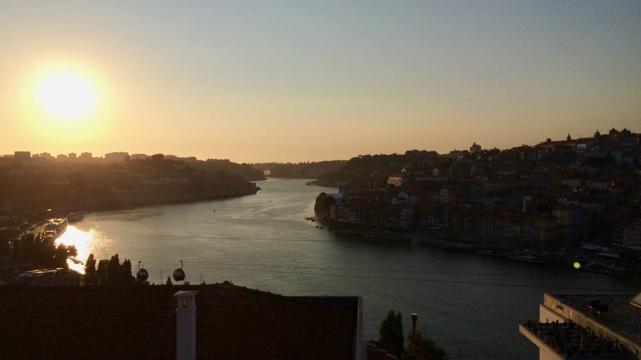 Wildcamping in Portugal - Regeln und Tipps für einen gelungenen Urlaub 3 Ein fantastischer Sonnenuntergang in Porto auf einer Camping - Reise durch Portugal