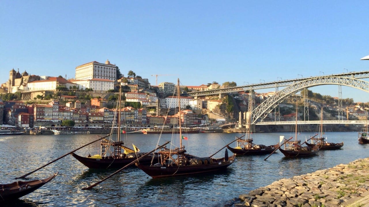 Wildcamping in Portugal - Regeln und Tipps für einen gelungenen Urlaub 4 Ein toller Ausblick auf den Fluss und die Stadt in Porto bei einem Urlaub mit Wildcamping in Portugal