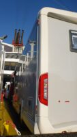 Camper stehen dicht an dicht auf einer Faehre