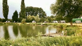 Ein schoener Campingplatz inmitten der Natur an einem See
