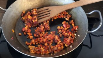 Paprika und Zwiebeln werden in einer Pfanne angebraten