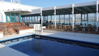 Ein Pool an Bord einer Faehre