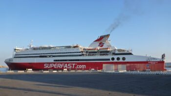 Eine Superfast Faehre im Hafen