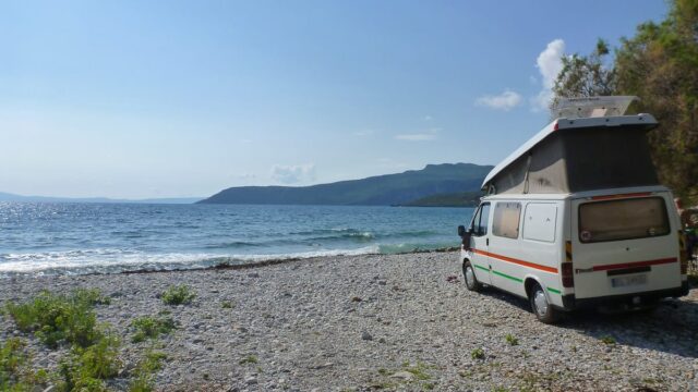 Wildcamping in Griechenland mit einem kleinen Camper am Meer
