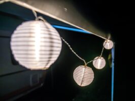 Leuchtende Outdoor Lampions fuer Camper