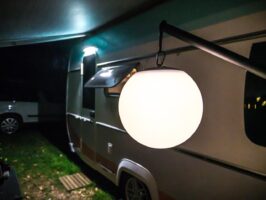 Die multifunktionale Outdoor-Lampe Companion bei Dunkelheit