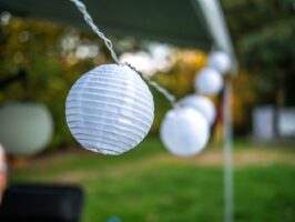 Schoene Lampions fuer innen und aussen beim Camping