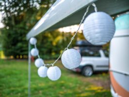 Eine Outdoorlichterkette an der Markise eines Campers
