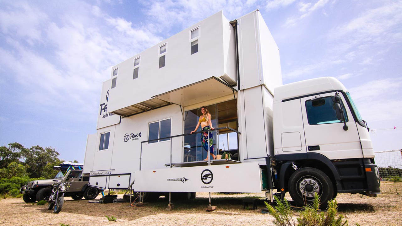 Truck Surf Hotel am Strand