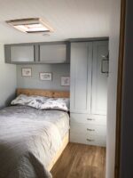 Schlafzimmer mit großem Kleiderschrank