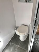 Das Badezimmer im Truck von Iona und Martin