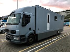 Der Truck von Iona und Martin von außen