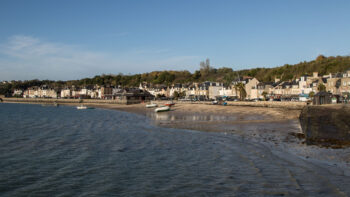 Blick auf den Hafen der Austernhauptstadt Cancale in Frankreich