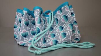 Als Weihnachtsgeschenk fuer Camper eignet sich ein Badeteppich (c) Isabelle-Bourscheid-Naehmanufaktur