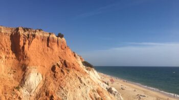 Ein weiter Blick ueber die Felsen auf das Meer in Portugal